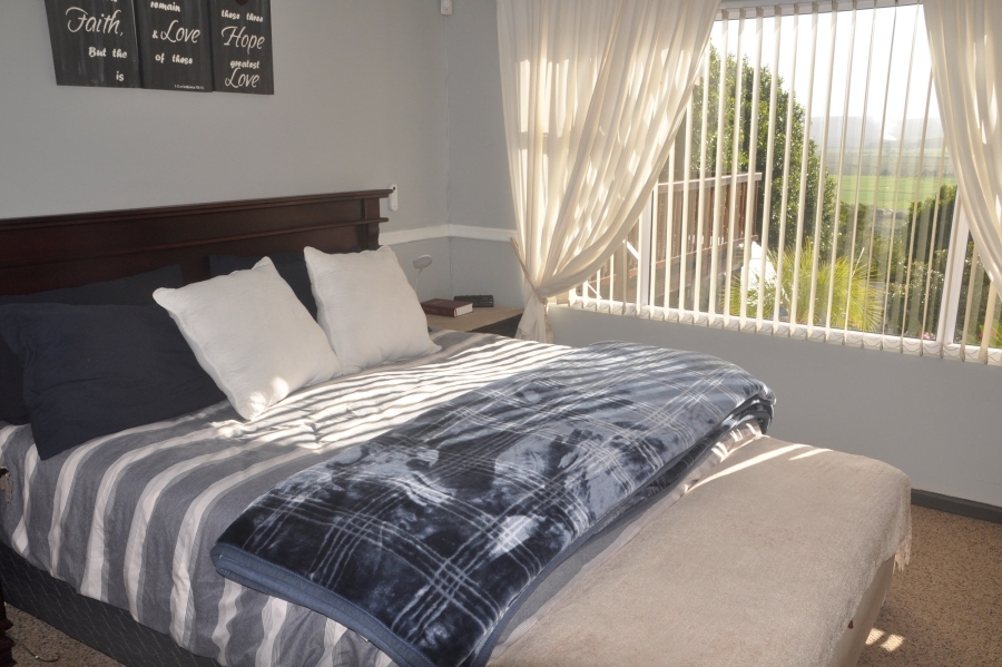 5 Bedroom Property for Sale in Fraaiuitsig Western Cape